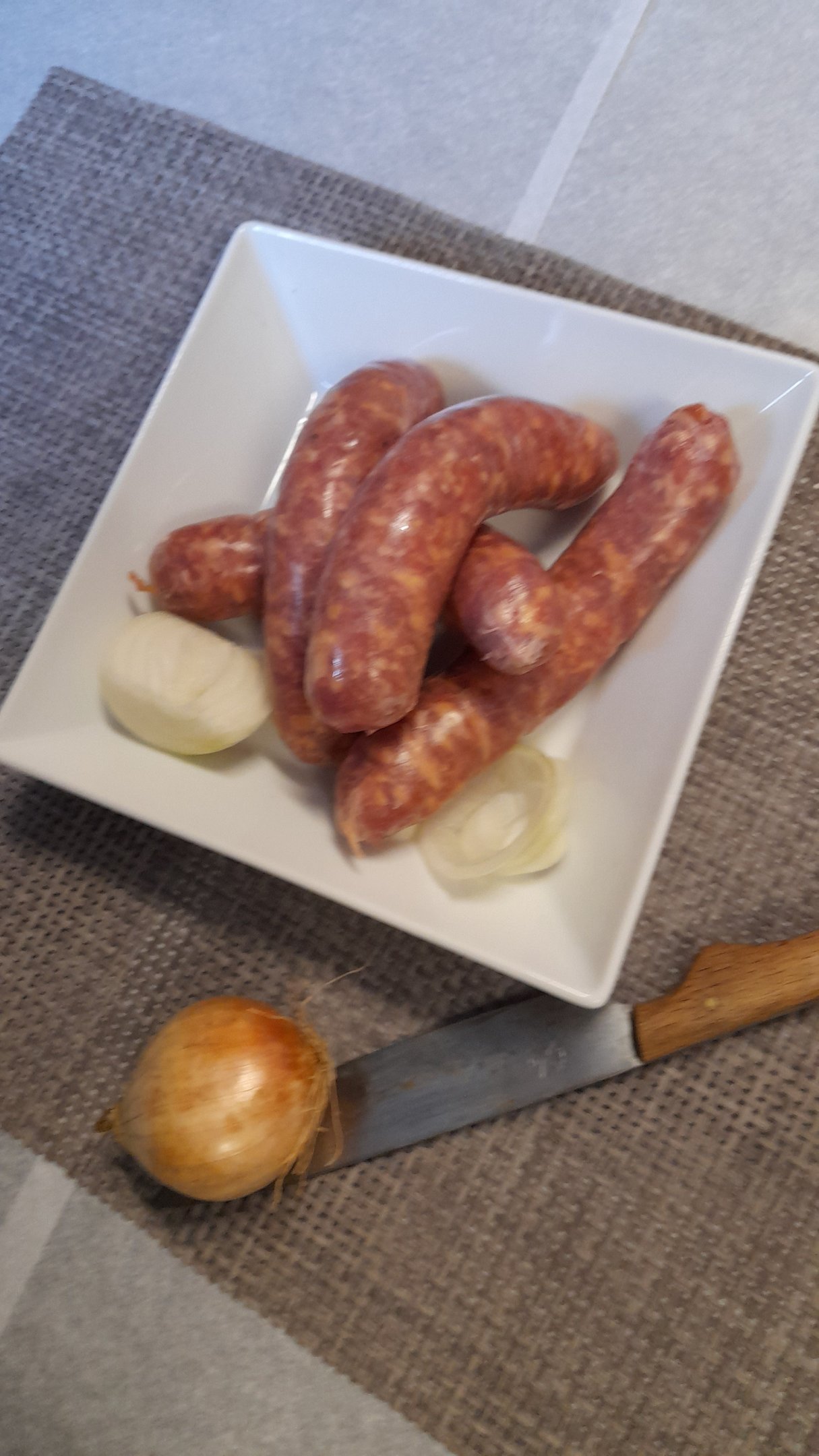 saucisse-oignon-Aq2Jv4MZ0XUg8e46